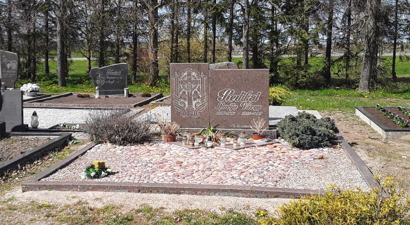 Liucijos ir Vaclovo Redikų kapas naujosiose Kuršėnų kapinėse, 2022 m.